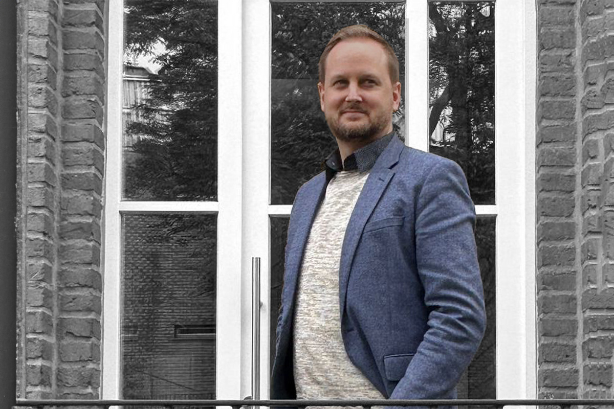 Eine Fotografie des Architekten Moritz Brochheuser in seiner Funktion als Geschäftsführer des Architekturbüros MB Planwerk GmbH aus Solingen